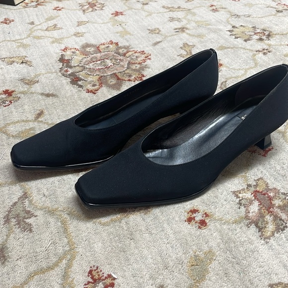 Stuart Weitzman black crepe resutton - Picture 3 of 8